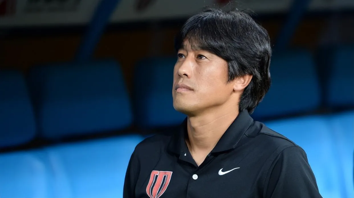 德甲关键时刻走向成谜，成都蓉城再遭质疑，媒体盛赞，年轻球员得到机会的简单介绍