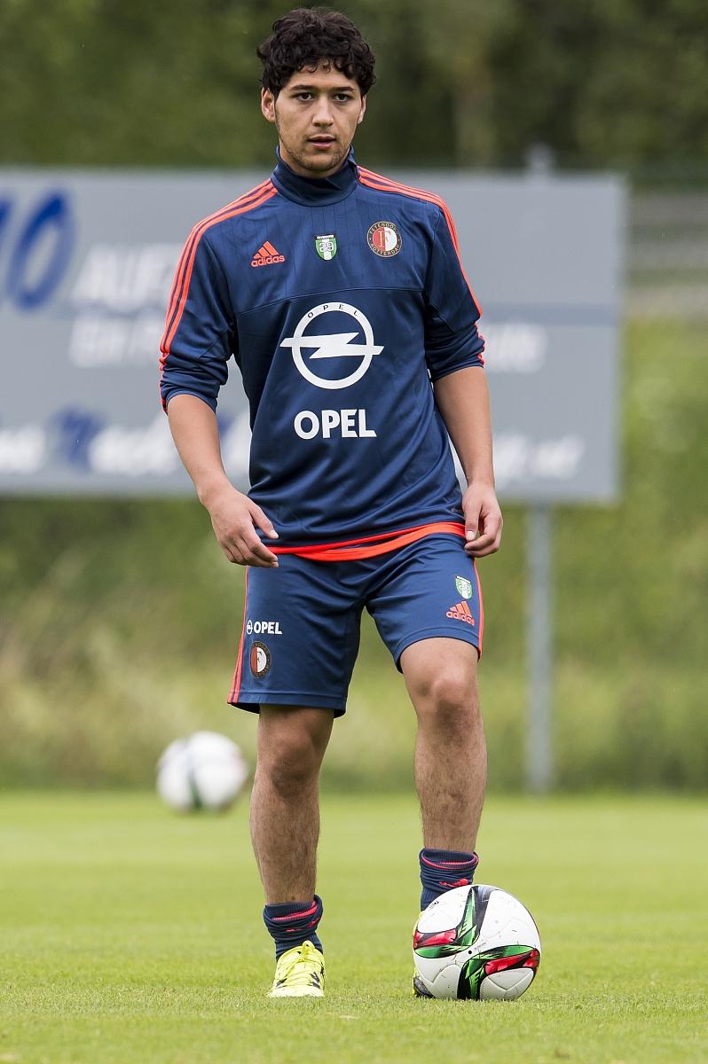 比利亚雷亚尔训练开放日，转会期远射贴柱引欢呼，德甲在即，轮换策略成焦点(比利亚雷亚尔00曼联)-杏彩娱乐