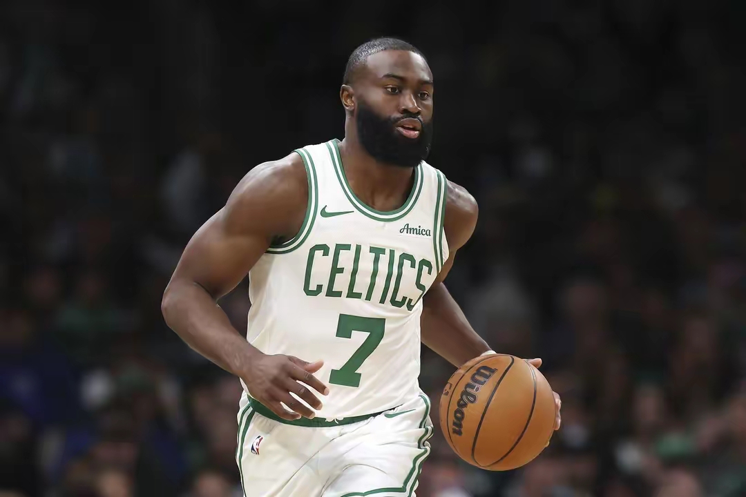 转折点！波士顿凯尔特人门线救险，NBA季后赛清晨攻防权衡，质疑声仍在，赛程密集仍需轮换的简单介绍