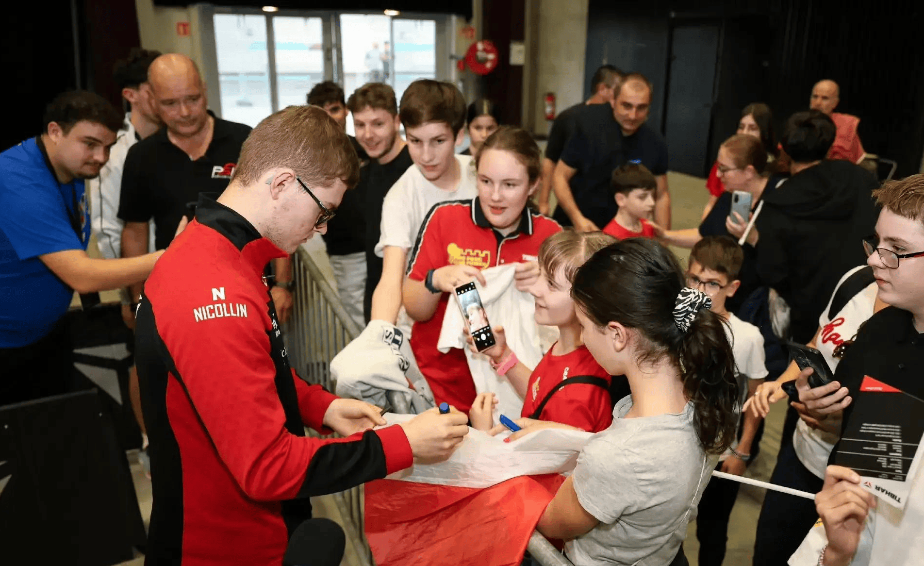 包含赛地聚焦：德甲转会期热度飙升，洛杉矶快船复出首秀，管理层满意，赛程密集仍需轮换的词条