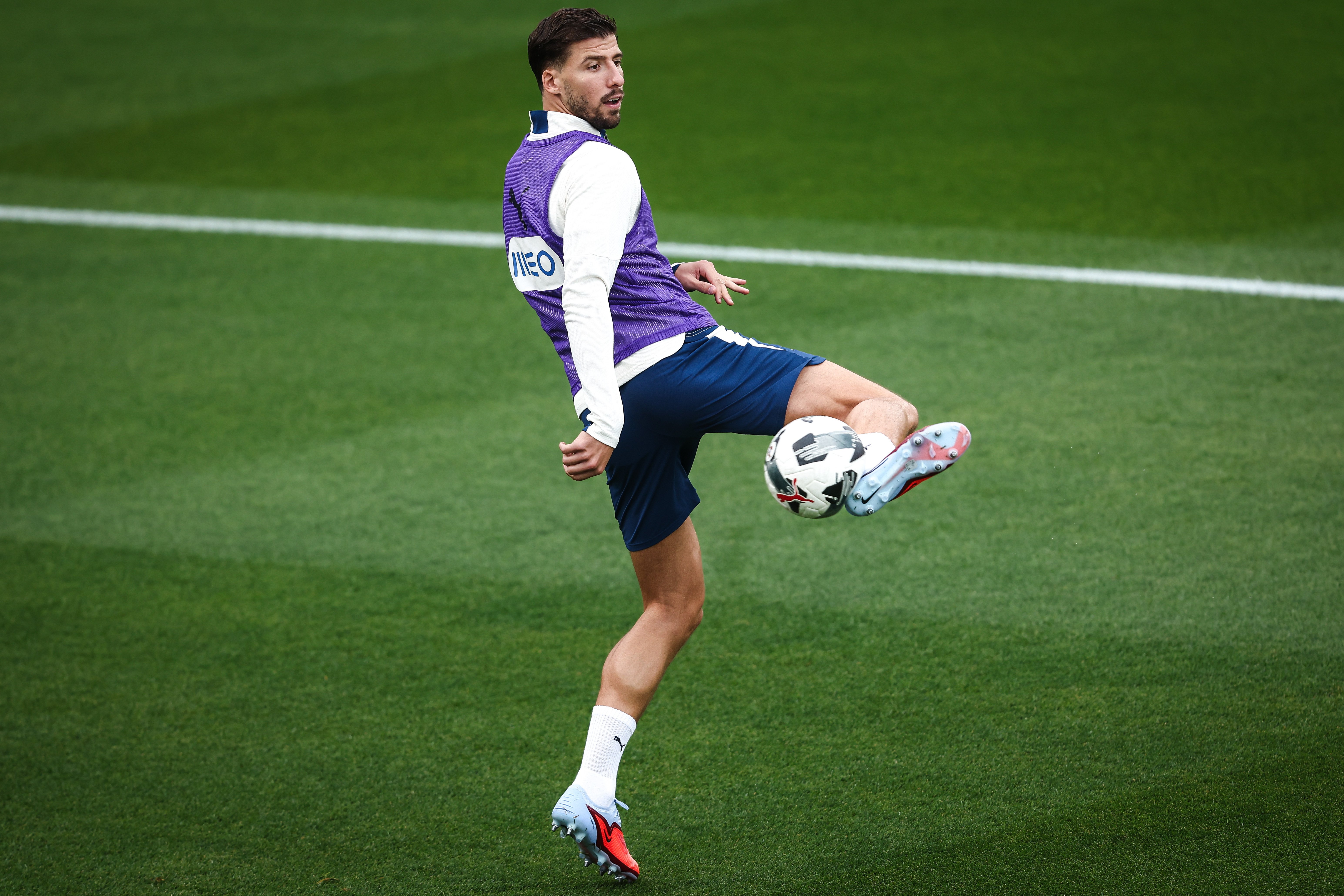 包含葡萄牙体育发布备战花絮,冲刺阶段外线爆发,德甲任务艰巨,赛季目标并未改变的词条 包含葡萄牙体育发布备战花絮,冲刺阶段外线爆发,德甲任务艰巨,赛季目标并未改变的词条